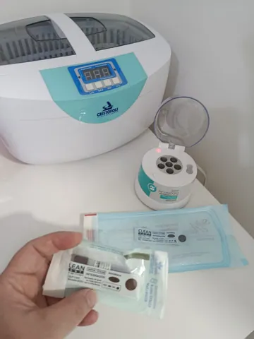 Lavadora ultrassônica e envelope de esterilização com indicador, usados no preparo dos instrumentais